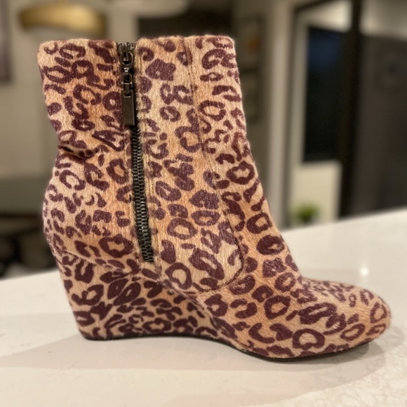 Super cool leopard print ankle booties - Picture 3 of 9